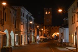 Una strada del centro storico di Noale, fotografata di sera (Veneto).
