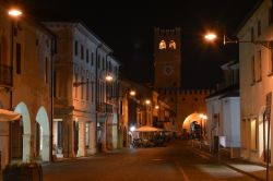 Una strada del centro storico di Noale, fotografata di sera (Veneto).
