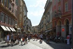 Una strada nel cuore storico di Nizza, Francia. Una tipica via pedonale nel centro della "vieia vila" come viene chiamata la città in dialetto nizzardo.
