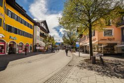 Una strada del villaggio di Garmisch-Partenkirchen nelle Alpi bavaresi (Germania) - © Olgysha / Shutterstock.com