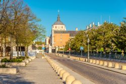 Una strada della città di Aranjuez, Spagna. La disposizione delle vie è nel più puro stile barocco.
