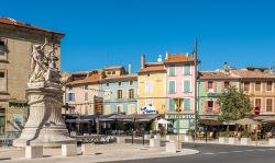 Una strada della città di Orange, Francia. Siamo nella regione della Provenza-Alpi-Costa Azzurra nel sud del paese - © milosk50 / Shutterstock.com