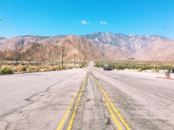 Una strada deserta fuori dalla cittadina di Palm Springs, California. La città si trova nell'area della Coachella Valley, protetta dalle San Bernardino Mountains a nord.
