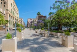 Una strada di Bari con gente a passeggio, Puglia. Capoluogo della regione, Bari è una località portuale affacciata sull'Adriatico  - © posztos / Shutterstock.com