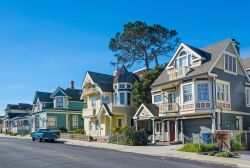 Una strada di Pacific Grove, a Monterey in California, USA