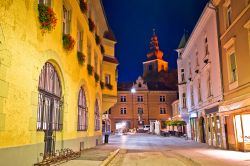 Una strada di Ptuj fotografata di notte, Slovenia. Anche di sera questa cittadina mostra di possedere un suggestivo fascino.

