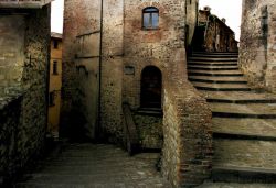 Una strada medievale, uno scorcio pittoresco all'interno del Borgo di Montone in Umbra