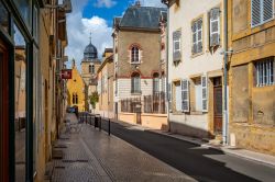 Una strada nel centro di Paray-le-Monial con al fondo la torre di San Nicola (Francia) - © Nigel Jarvis / Shutterstock.com