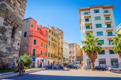 Una strada nel centro storico di Savona in Liguria. Siamo a due passi dal porto, nella parte più antica della cittadina.
