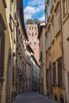 Una strada pittoresca del centro storico di Lucca, splendido borgo medievale