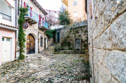 Una strada tipica del centro di Mamoiada in Sardegna