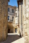 Una strada tipica del centro storico di Barjac in Occitania, Provenza