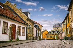 Una stradina del centro storico di Lund, Svezia, con le tipiche case.

