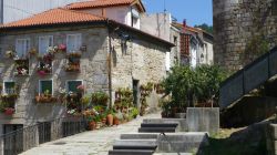 Una stradina del centro storico di Ribadavia, grazioso villaggio medievale della Galizia (Spagna).
