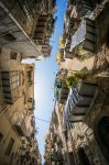 Una stradina del centro storico di Salemi, Trapani, con le casa affacciate.
