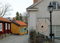 Una stradina del centro storico di Vasteras, Svezia. La cittadina possiede scorci deliziosi grazie anche a edifici e costruzioni che risalgono al XVII° e al XVIII° secolo.




