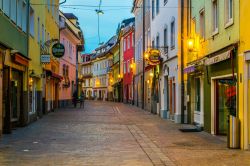 Una stradina del centro storico di Villach, Austria. Qui si affacciano bar e ristoranti, fulcro della vita notturna di questa località della Carinzia - © trabantos / Shutterstock.com ...