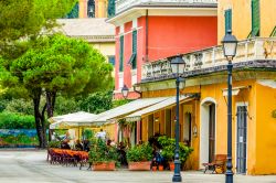 Una stradina del Comune di Levanto, Liguria, con un tipico ristorante all'aperto. Siamo nei pressi del Parco Nazionale delle Cinque Terre - © Zharov Pavel / Shutterstock.com