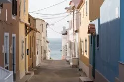 Una stradina della città di Peniche con vista sull'oceano, Portogallo.
