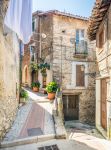 Una stradina di Poggio Moiano, provincia di Rieti (Lazio)  - © Stefano_Valeri / Shutterstock.com
