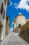 Una stradina in salita nel centro di Montefalco, provincia di Perugia, Umbria.



