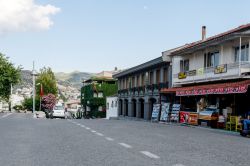 Una stradina nella città di Selcuk, Turchia. Selcuk è conosciuta soprattutto per essere vicinissima a Efeso e alle sue antiche rovine - © Taesik Park / Shutterstock.com