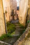 Una stretta scalinata nel borgo storico di Novara di Sicilia in provincia di Messina