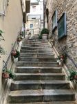 Una stretta scalinata nel cuore di Gangi in Sicilia