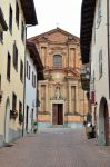 Una stretta stradina del villaggio di La Morra, Cuneo, Piemonte
