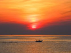 Una suggestiva alba sul Mar Adriatico a Cattolica, Emilia Romagna. Questa nota località balneare della riviera romagnola ha una ricca tradizione marinara. E' conosciuta anche con ...