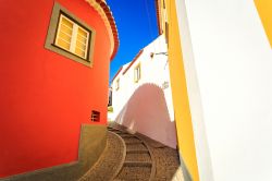 Una suggestiva stradina colorata del borgo di Monchique, Portogallo, nel pomeriggio.


