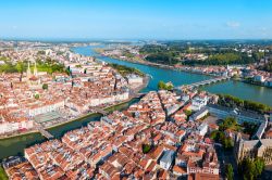 Una suggestiva veduta aerea panoramica di Bayonne, Francia: qui, nel luglio del 1808, Napoleone firmò la Prima Costituzione del Regno di Napoli.

