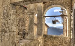 Una suggestiva veduta attraverso il borgo di ...