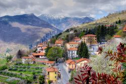 Una suggestiva veduta autunnale del villaggio di Triora, Imperia, Liguria. Fa parte del circuito dei borghi più belli d'Italia.
