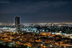 Una suggestiva veduta by night della città di Monterrey, Messico. Musei e monumenti raccontano la storia di questa città mentre nei dintorni della capitale vi sono paesaggi di ...