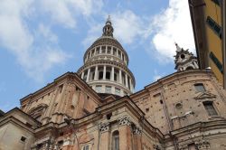 Una suggestiva veduta dal basso della cupola di San Gaudenzio a Novara, Piemonte.
