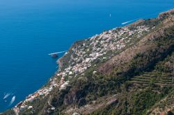 Una suggestiva veduta dall'alto del villaggio di Furore, Costa d'Amalfi, Campania.

