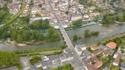 Una suggestiva veduta dall'alto della cittadina di Pau con il ponte che attraversa il fiume. Si trova nel dipartimento dei Pirenei Atlantici. 
