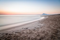 Una suggestiva veduta del mare di prima mattina a Oliva, Spagna.

