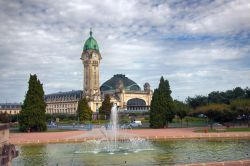 Una suggestiva veduta della stazione ferroviaria di Limoges (Francia) con la torre dell'orologio. E' uno dei simboli architettonici della cittadina - © Maksimilian / Shutterstock.com ...