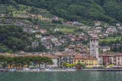 Una suggestiva veduta di Iseo dalle acque del lago. La cittadina conta circa 9000 abitanti ed è una frequentata meta turistica, soprattutto in estate.