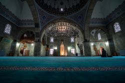 Una suggestiva veduta interna della Lalapasa Mosque a Erzurum, Turchia. E' impreziosita dalle decorazioni su pareti e cupola e dal grande lampadario centrale - © yusuftatliturk / Shutterstock.com ...