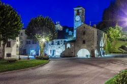 Una suggestiva veduta notturna del Palazzo dei Capitani a Palazzuolo sul Senio, Toscana - © GoneWithTheWind / Shutterstock.com