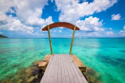 Una suggestiva veduta sull'Oceano da un pontile in legno, isola di Huahine, Polinesia Francese.

