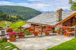 Una tipica baita di montagna nel villaggio di Chamois, Valle d'Aosta. Questo piccolo paesino si trova in Valtournenche e comprende quasi tutta la valle del torrente omonimo e del Saverou, ...