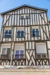 Una tipica casa a graticcio nel centro di Chalons-en-Champagne, Francia. Siamo nel dipartimento della Marna, nella regione Grand Est.
