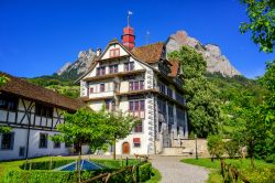 Una tipica casa alpina della Svizzera: siamo  Schwytz in Svizzera, Canton Svitto