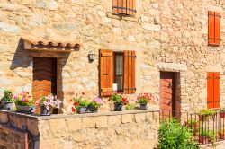 Una tipica casa in pietra del borgo di Piana, Corsica occidentale - © Pawel Kazmierczak / Shutterstock.com