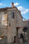 Una tipica casa in pietra locale nel centro storico di Trequanda, provincia di Siena, Toscana.



