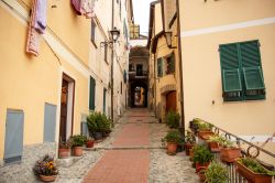 Una tipica stradina del borgo antico di Ventimiglia, Liguria.



